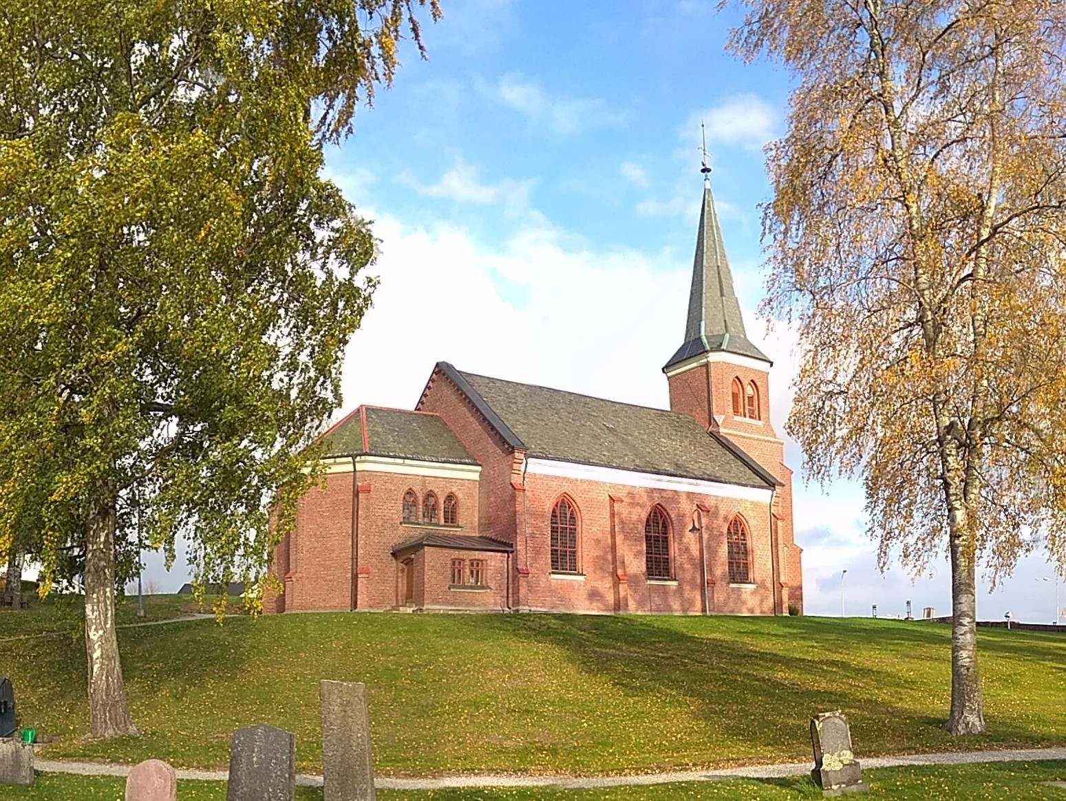 Skoger kirke antall sitteplasser 300