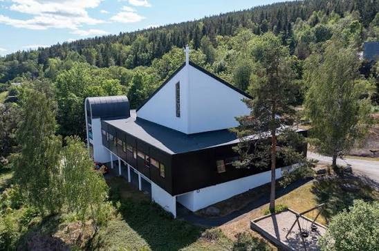 Fjell kirke antall sitteplasser 450